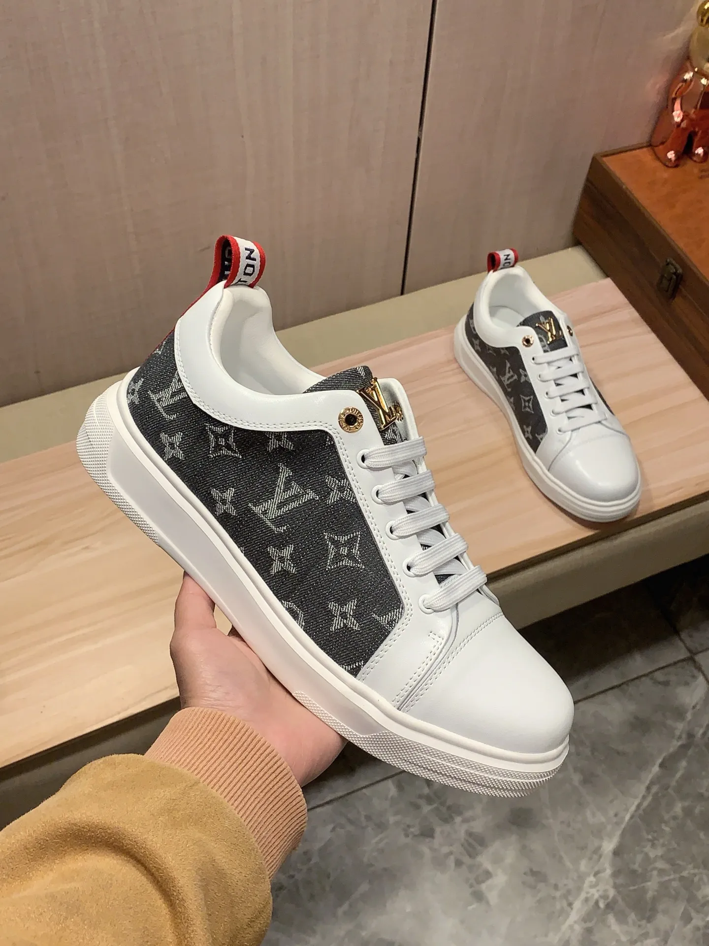 Men's Men's Shoes 💰420💰💰🎩🎩[Lightning][Lightning] "Lv*" The latest and most popular casual shoes, top brands [Seduce] Luxury ~ Purchasing Agency, Top ~ Quality. [Strong] The upper is made of imported breathable cowhide with material ➕ breathable sheepskin feet (•) and fine workmanship. The original stylish and stylish soft rubber wear-resistant and non-slip outsole is light and comfortable on the feet. The real thing looks better when photographed in person. 111: code: 38-44, 3️⃣ colors selected
